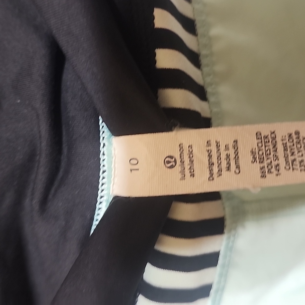 Lululemon Shorts Women's Size 10 - Picture 4 of 7